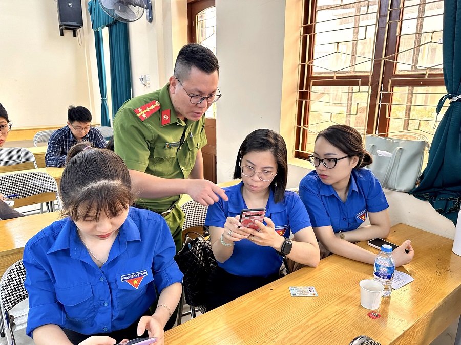 Đoàn Thanh niên Công an quận Ngô Quyền đẩy mạnh hướng dẫn cài đặt Định danh điện tử